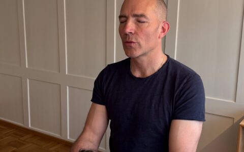 Alessandro Zuffellato hält den Kopf einer Klientin