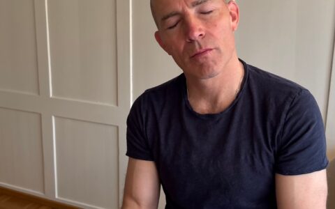 Kopf- und Nackenbehandlung im Liegen